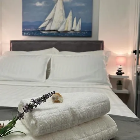 Imperium Ii - Beachfront Znjan Apartment Split